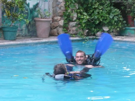 Nei, das isch noed umebloedele, sondern ae Uebigsrettigsaktion im Pool mitem Tauchlehrer..