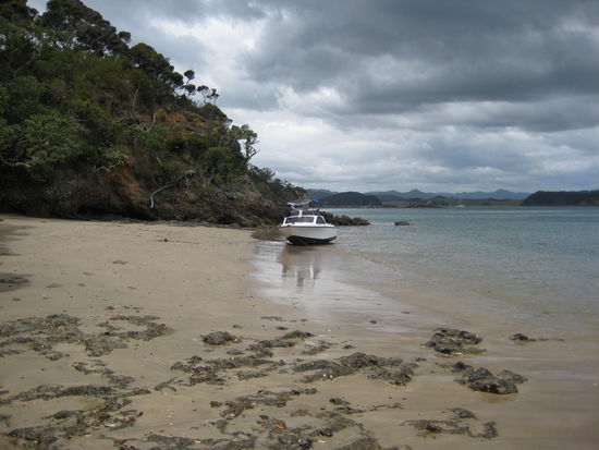 unser Boot auf der kleinen Insel