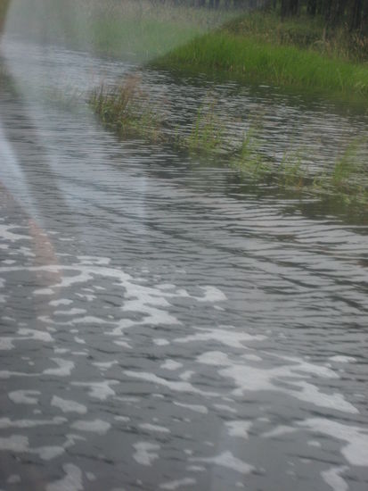 das ist die wasserueberlaufene Strasse durch die wir gefahren sind. ist aus dem Auto fotografiert
