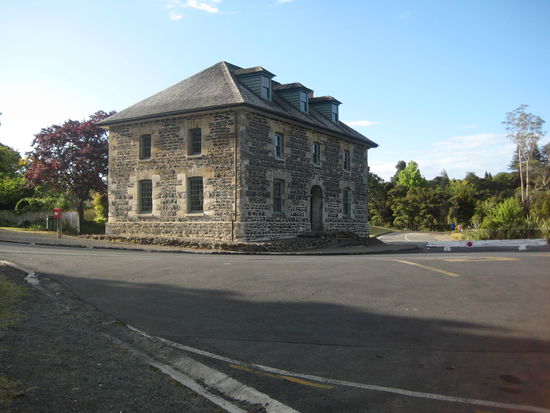das bekannte stone store house