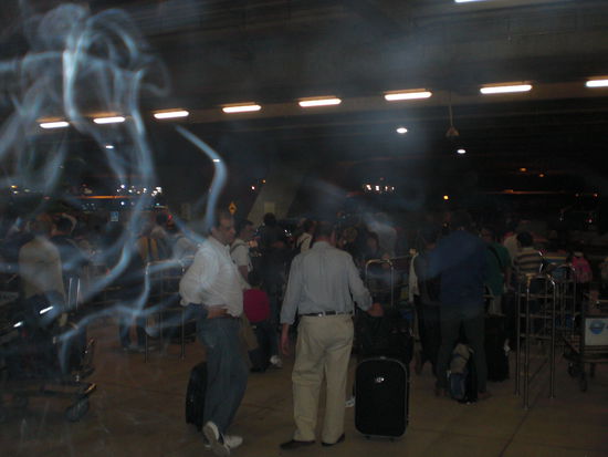 Das "Gewusel" am Airport BKK, natürlich mit Zigarettenrauch von mir, wurde ja auch Zeit endlich eine zu rauchen...
