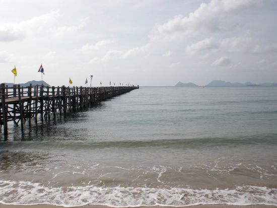 Ankunft am Pier in Chumporn, der Steg des Speed-Catamaran der Lomprayah