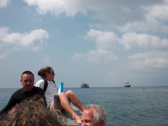 Im Hintergrund das Tauchboot, Hinfahrt mit Longtail-Boot, im Bild zu sehen Tauchlehrer Detlef und DiveMaster(in) Jane aus Australien