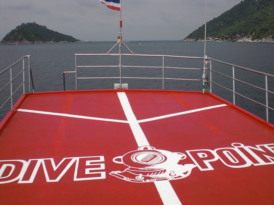 Fahrt zu einem der zahlreichen Tauchplätze rund um KohTao auf dem Dach unseres Tauchbootes