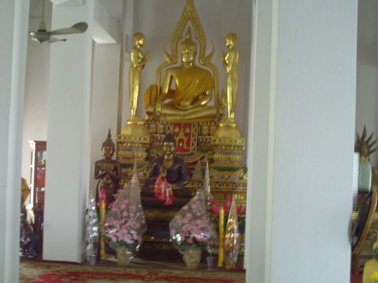 Unter dem Buddha ist ein sehr schöne Gebetsstätte.