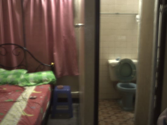 250 Baht ein kleines Holzhotel in Khon Kaen aus den Fünfzigern. 
Dreckig,aber billig.