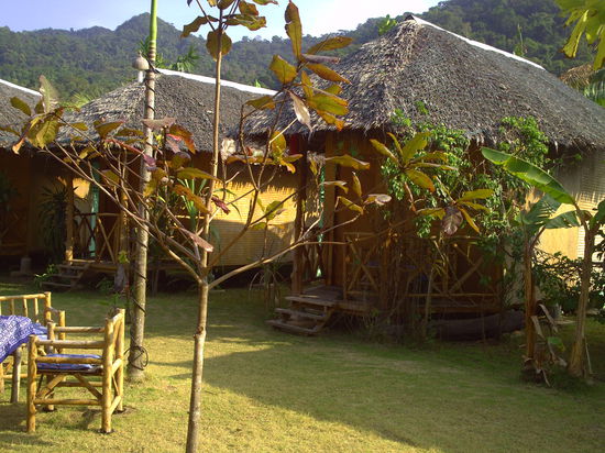 Robert seine Bungalows 350 Baht mit Bett, Nagel in der Wand als Kleiderschrank, aber Dusche mit Spültoilette.