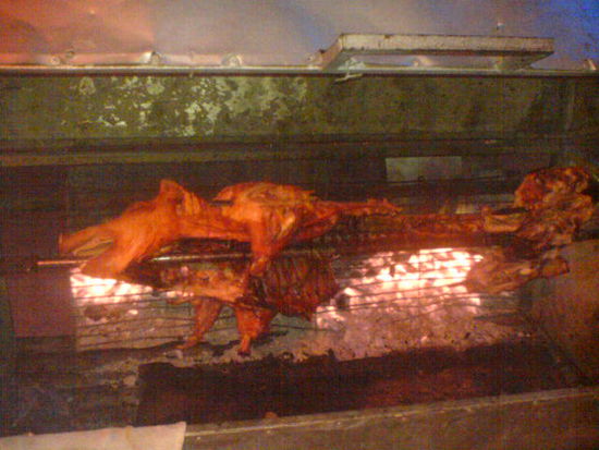 Es gibt aber auch Schwein vom Spieß, Da ich in Deutschland vom Schwein vom Spieß lebe, musste ich es natürlich essen.
Eins sage ich euch, kommt lieber zu mir,die haben keine Ahnung vom Würzen.