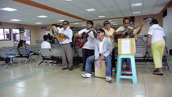 Eine Gruppe blinder Musiker sorgt für flotte Unterhaltung für einen guten Zweck