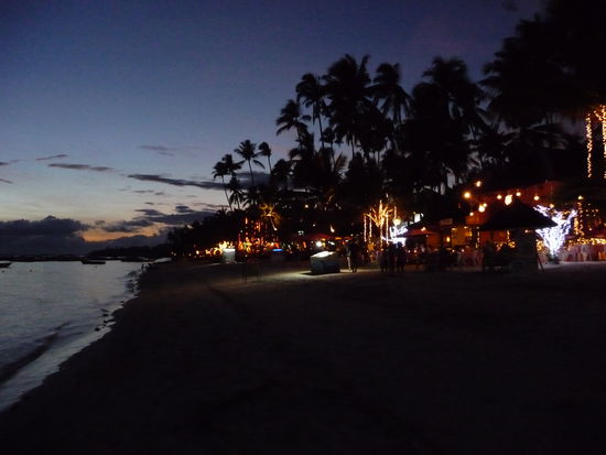 Weihnachtliche Abendbeleuchtung der Strandrestaurants