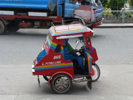 Das hier ist zwar nicht unser Rundreise-Mobil, sondern Serios Tricyle, das uns als zuverlässiger Kranktransporter etc. gedient hat. Unglaublich, aber in das Ding passen wirklich 2 Europäer oder 5 Philippinos