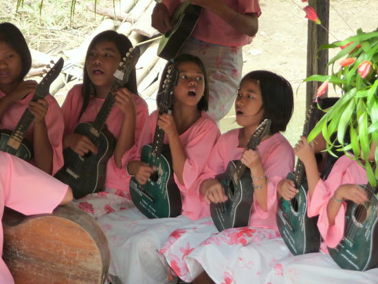 Auf halber Strecke wartet eine Musik- und Tanzgruppe mit philiippinschen und Weihnachtsliedern auf uns