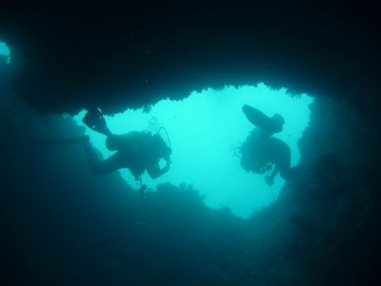 Durch in Loch im Riffdach tauchen wir nach oben