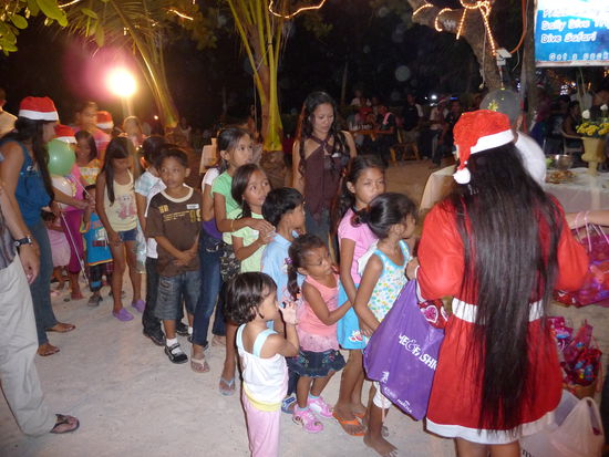 Hier ist der Weihnachtsmann hübsch, schlank und weiblich - und jedes Kind erhält ein weiteres Geschenk vom Arbeitgeber der Eltern