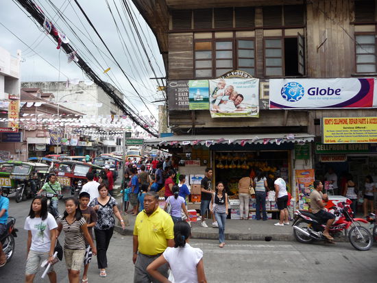 Die Straßen sind voll mit Menschen und Tricycles