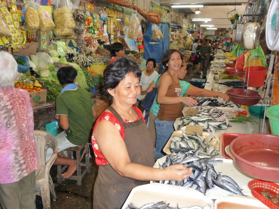 Fischverkäuferinnen in der Markthallte