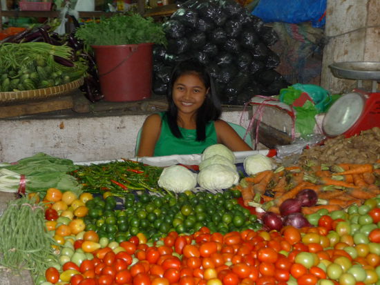 Ein Stand mit jungem Gemüse aus der Region 
