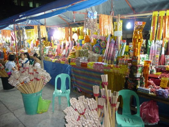 "Silvester droht!" - es wird aufgerüstet zum Jahreswechsel. An ca. 30 Ständen werden Knaller in allen Formen und Farben zum Verkauf angeboten.