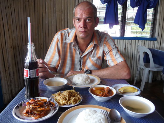 Kleine Preisskala: 2 Cola, 2 Suppen, 2 Reis, 3 Hauptgerichte, 1 Banane = € 1,20
Mopedmiete für den Tag: € 4
Übernachtung in einen Guesthouse: € 10
Taxifahrt innerhalb der Stadt: € 0,20