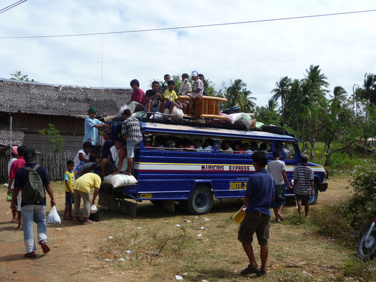 Mit den Jeepneys, den üblichen Transportmitteiln, werden die Menschen zum Markt gekarrt