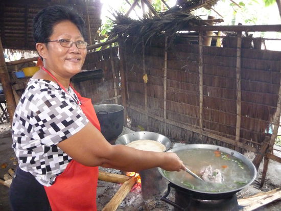 Zwischendurch stärken wir uns in einer Garküche - hier steht die Köchin am "Herd" und rührt die Suppe um
