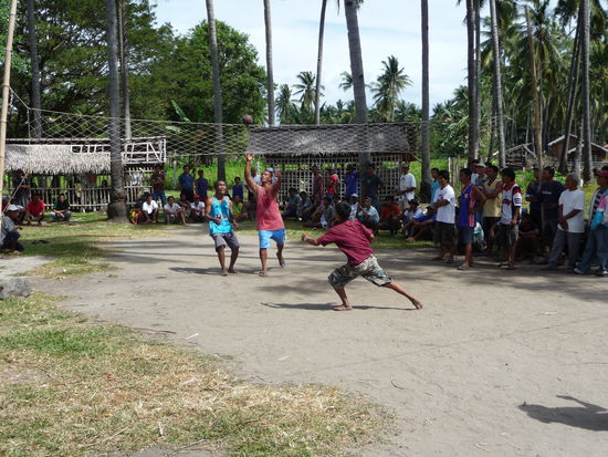 Hinter dem Markt spielen ein paar Jungs eine Art Beachvolleyball. Der Ball, der einem Handball gleicht und sehr hart ist, darf allerdings mehrfach vom selben Spieler berührt werden.