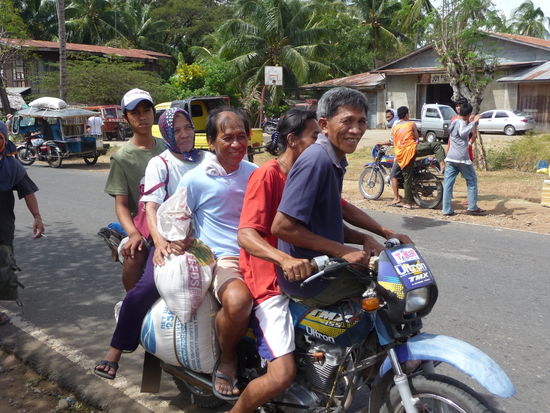 Die Einkäufe müssen nach Hause gebracht werden. Die einen wählen das Motorrad als Transportmittel...