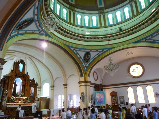 Kircheninneres - eine Hochzeit findet gerade statt