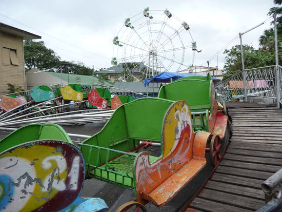 Die Rest vom Weihnachtsmarkt - Kinderkarussell und Riesenrad im Hintergrund