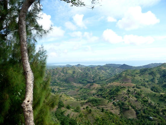 Blick in Richtung Küste, schemenhaft erkennt man die vorgelagerte Sipaway Insel mit ihren Tauchresorts