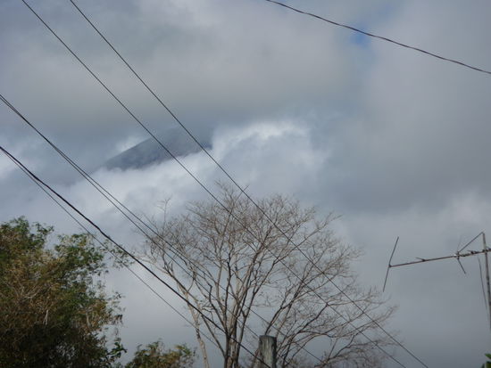 Er ist da, wir haben ihn gesehen! Der Krater des Kanlaon, ein paar Sekunden später waren die Wolken dicht und nur noch die Stromkabel und die Bäume zu sehen 
