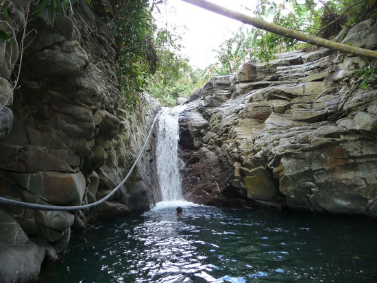 Ok, der Wasserfall ist jetzt nicht megaspektakulär, aber schön war er trotzdem und Ido-Ido war sehr stolz drauf