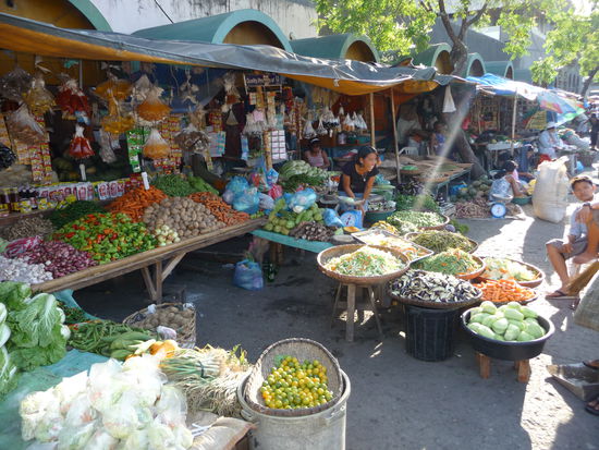 Ein Gemüsestand am Markt von San Carlos, im Hintergrund Mia, mit der nachher eine ganz Fotoserie entsteht
