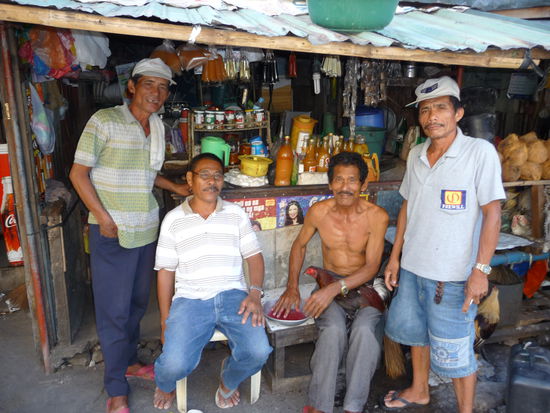 Bei diesen freundlichen Herren war Lui mehrmals. Die letzten Verhandlungen über den Hahn endeten bei 1.000 Peso. Wir wurden uns nicht einig. Aber Spass hatten wir alle.
