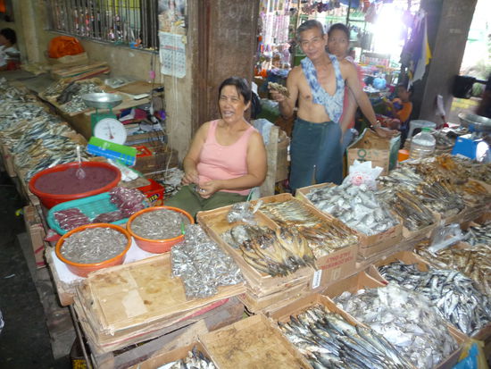 Frau "Trockenfisch" ruft extra ihren Mann für das Foto herbei.
