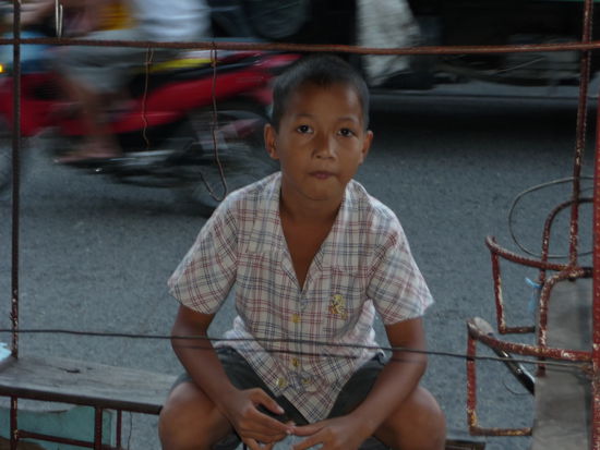 Dieser junge Mann will auch unbedingt fotografiert werden