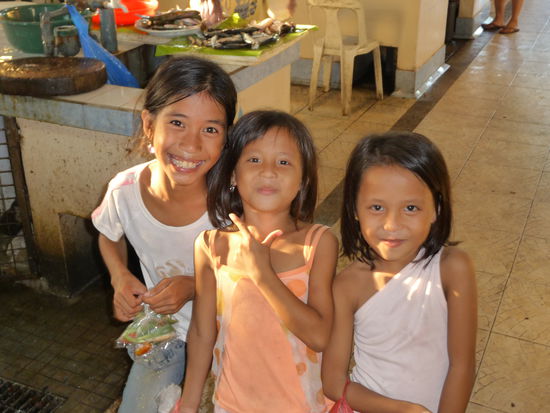 Der Fotograf in der Markthalle fällt auf und die Schlange der Bewerber(innen) wird länger und länger
