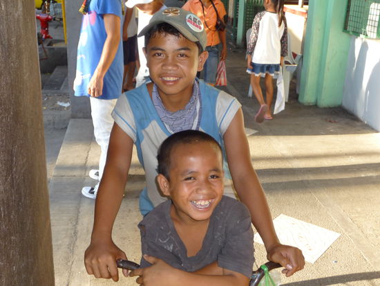 Die beiden Jungs auf dem Fahrrad nehmen sogar die Verfolgung auf und bitten um ein Bild