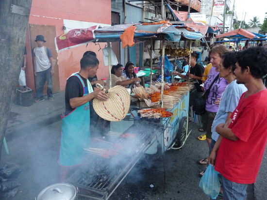 Nach dem anstrengenden Fotoshooting müssen wir uns erst mal mit Fleischspießen vom Grill stärken