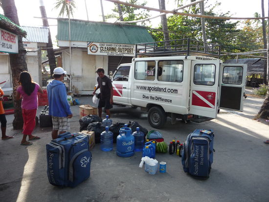 Wir erreichen Malatapay und die Bootscrew verlädt unsere Ausrüstung auf das Boot nach Apo Island. Gleichzeitig werden die Vorräte für das Restaurant und die Lodge aufgefüllt.