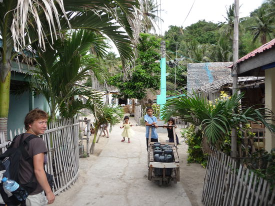 Einmal quer durchs Dorf geht es zu unserem Feriendomizil 'Orange House'. An dem Holzwagen sieht man bereits, dass der ständige Wassertransport auf der Insel einige Mühen bereitet.