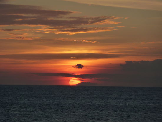 Von unserem Balkon aus genießen wir den ersten Sonnenuntergang auf Apo Island