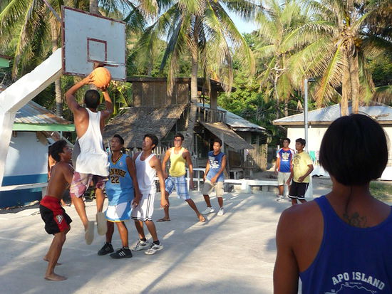 Direkt bei unserem Orange House befindet sich das Spielfeld, das bereits morgens ab 5 Uhr benutzt wird. Hier findet auch der Schulsport und der Tanzuntericht statt. Samstags abends dient der Platz als Disco. Dann läuft der Generator für den Strom ausnahmsweise mal bis Mitternacht.