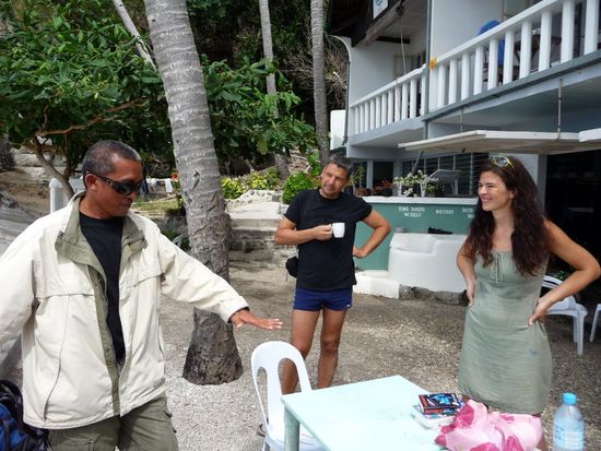 Wir vertreiben uns die Zeit mit Mario, dem Chef der Tauchbasis und Bürgermeister von Apo Island. Im Hintergrund sieht man Yves mit seiner Frau (unseren beiden französischen Buddies). Yves ist Elektriker und hat zuvor ein paar Leuten im Dorf gute Tips in Bezug auf die Stromversorgung gegeben. Momentan unterhält sich Lui über Wasser, Ver- und Entsorgung, es werden E-Mailadressen ausgetauscht, um von zu Hause weitere Hilfestellungen geben zu können.