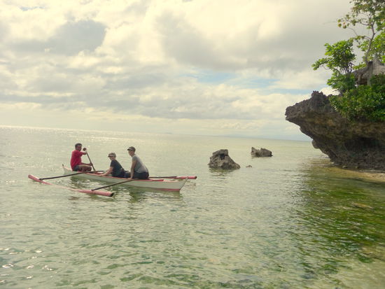 Die zweite Fuhre - nach uns kommen Claire und Ruth an, die gemeinsam mit uns in Apo waren und auch eine Unterkunft bei den Kiwi Divers gebucht haben. Sie sind leichter als wir, daher liegt das Boot auch nicht so tief im Wasser.