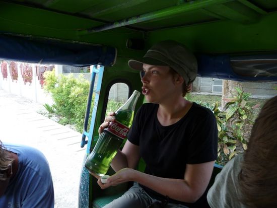 Und Claire überlegt, doch ein Schlückchen von dem leckeren Zeugs zu "gustieren"