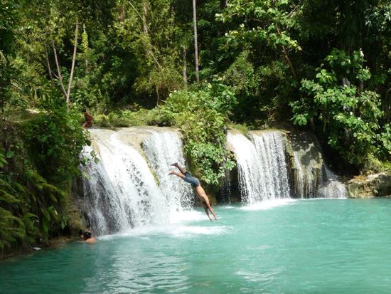 ...ganz Wagemutige stürzen sich kopfüber ins erfrischende Naß!