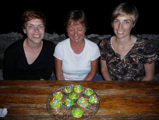 Clair und Ruth haben frisch gebackene und unheimlich leckere Muffins organisiert, und diese in unserer Resortküche mit Glasur und bunten Smarties verziert: "A N D R E A 3 6." Thanks again!!