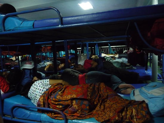 Alle nutzen die Ueberfahrt zum Schlafen