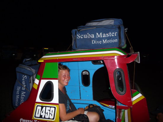 Nachts um 1 Uhr - wir sind hundemuede - bringt uns dieses Motorradtricycle zum Hotel. Hoffentlich haelt das Gepaeck...